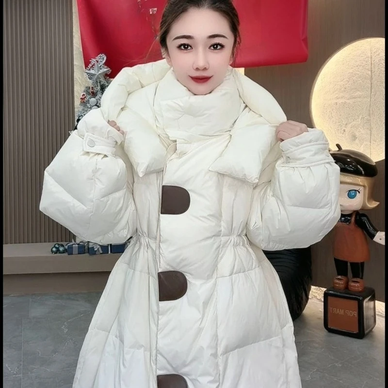 

The Designer's Hooded Fashion Show of The New Winter High-end Jackets Features A Stylish and Individualistic Long Down Jacket