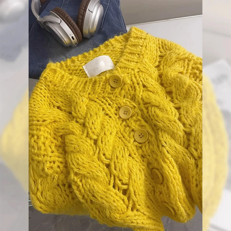 レトロな黄色のロングスリーブセーター、女性用秋の柔らかく快適なシングルボタンニットセーター、通勤用ルーズフィット無地