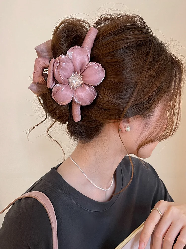 presilha-de-cabelo-elegante-em-cetim-com-flor-para-mulheres-grande-estilo-garra-de-tubarao-acessorio-delicado-para-cabelo