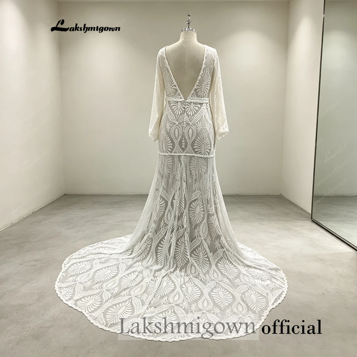 Lakshmigown Bohemian Plus-Size Spitzen-Brautkleid mit tiefem V-Ausschnitt, langen Glockenärmeln, Meerjungfrauen-Schnitt, Frontschlitz und gewelltem Spitzenbesatz. – Detail 6