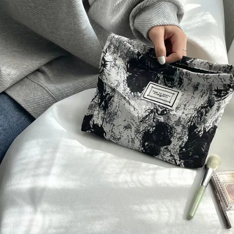 Borsa per cosmetici carina in bianco e nero elegante tela jacquard artistica retrò elegante fiore comoda pochette