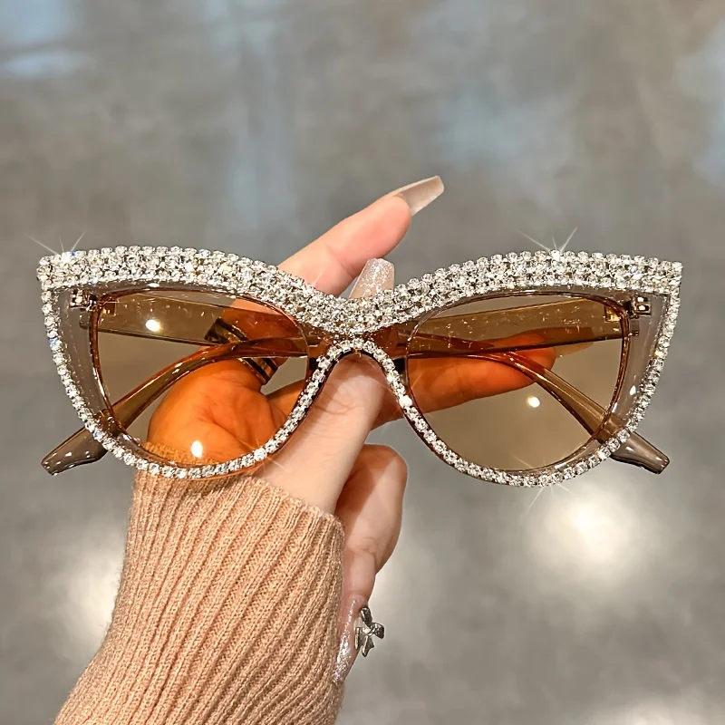 

Luxury Cat Eye fashion fashion glasses for men and women glittering green stone club party favorite decorative glasses