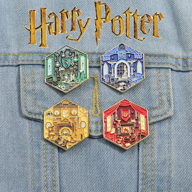 Hogwarts School of Witchcraft and Wizardry  Logo Brooch Movie Harry Potter Creative Accessories Metal Badge Women Accessories