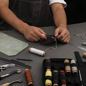Kraball Leather Craft Herramientas de trabajo de costura Kit de reparación Conjunto de reparación con pilas enceradas Groover Awl para profesionales para principiantes 10 mejores kit de cuero de ventas - №5