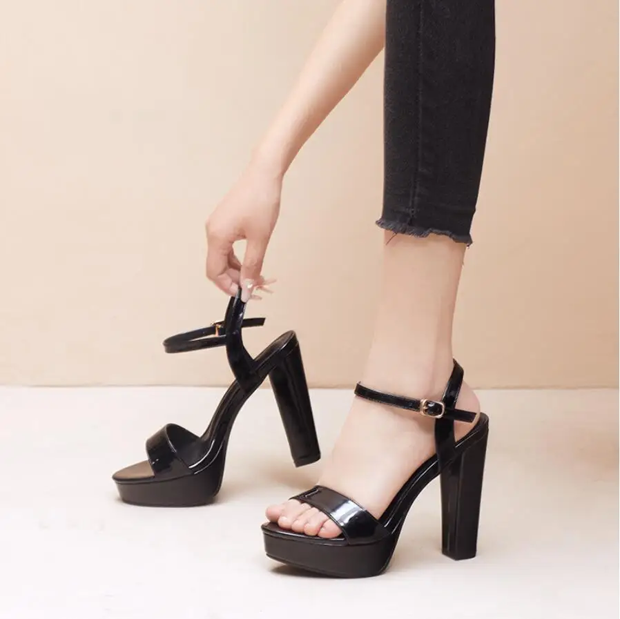 

Женские туфли из лакированной кожи ярких цветов на очень высоком толстом каблуке, сексуальные босоножки на высокой платформе с открытым носком для женщин на вечеринках