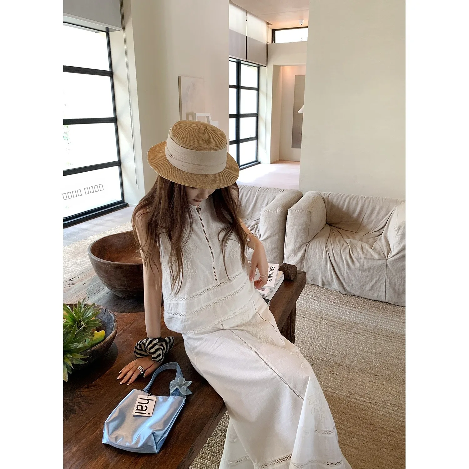 

Модный женский комплект Y Studio: топ с нежной вышивкой и кружевными вставками и юбка макси, создающие ощущение роскоши