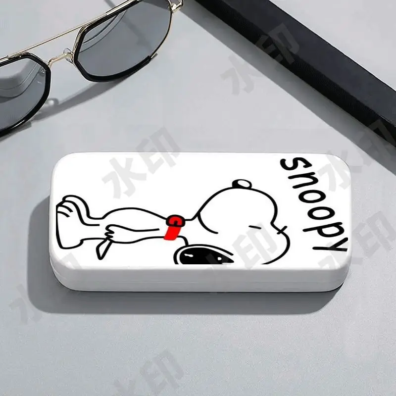 Snoopy cute cartoon glasses case for men portable anti-fall and anti-stress myopia sunglasses storage box for female students