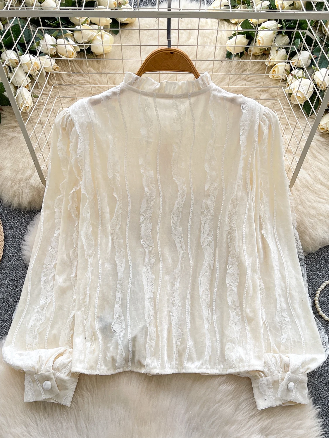 Kardigan damski z aksamitu z koronkowymi wstawkami, warstwowy, modny, jesienno-zimowy, uniwersalny, wygodny i oddychający.