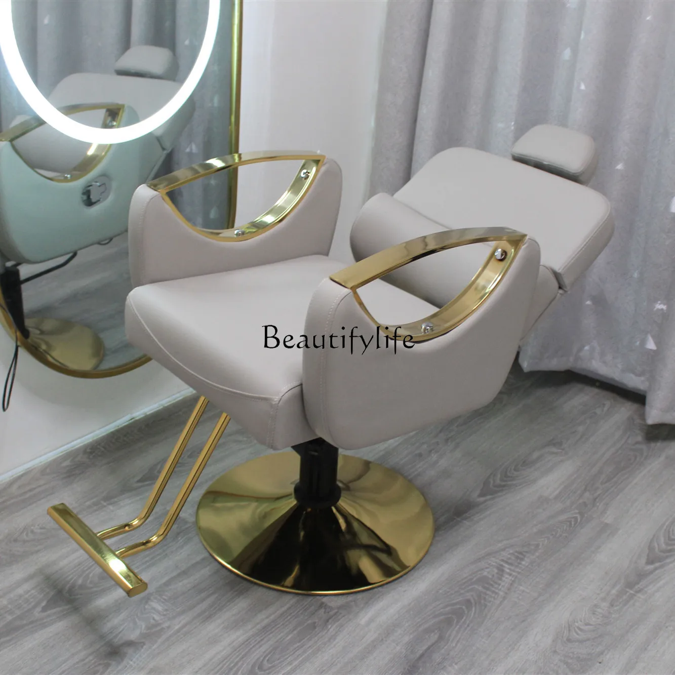 

The hair salon chair can be reclined, and the hair salon has a special lift.
