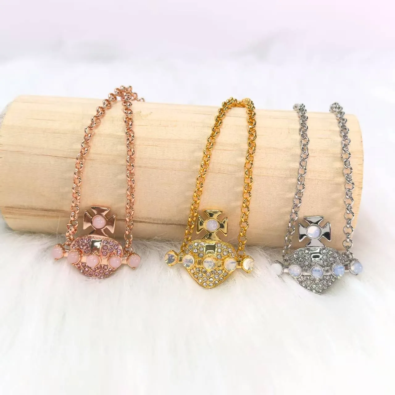 

The 2025 new Western Vivian OONA heart-shaped pearl Saturn bracelet, the same style on Xiaohongshu for women, exudes a light lux
