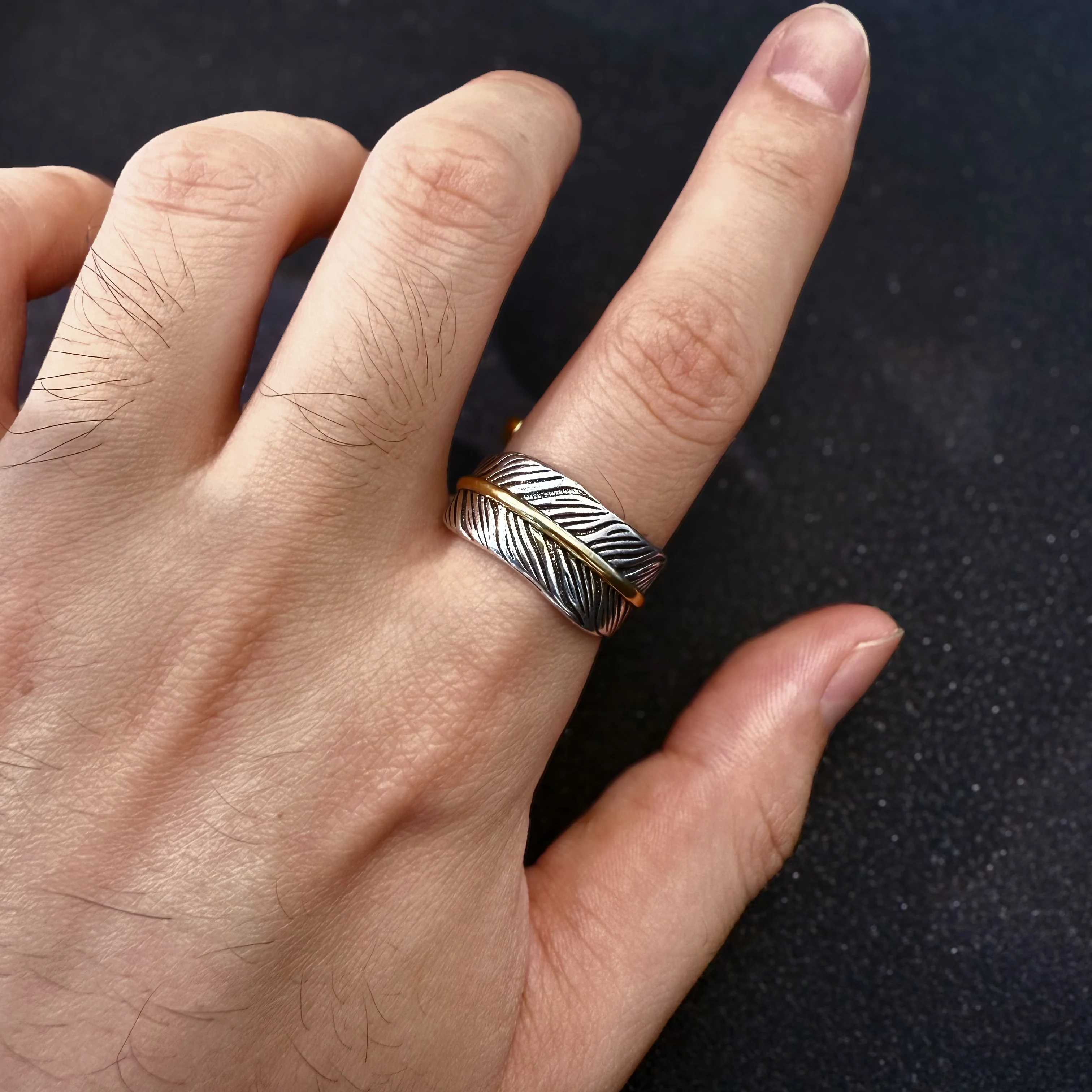 Retro Goldener Feder-Graffiti Verstellbarer Offener Ring für Männer Punk Gothic Edgy Versilbertes Messing Schmuck Biker-Accessoires Geschenk – Detail 4