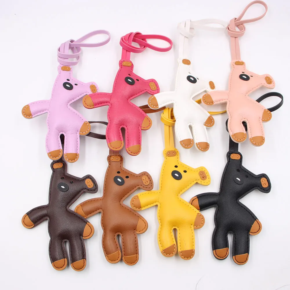 Anime Cartoon Silly Bear Leder Schlüsselanhänger Braunbär Kleidung Lanyard Zubehör Gepäck Anhänger Geschenk für Fans Freund Großhandel
