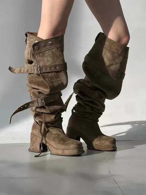 Sexy Overknee-Stiefel aus Wildleder für den Bühnentanz. Schwarze/braune Damenstiefel mit Nieten und Schnallen, klobigen Absätzen, weichen, lässigen Designer-Kleiderschuhen