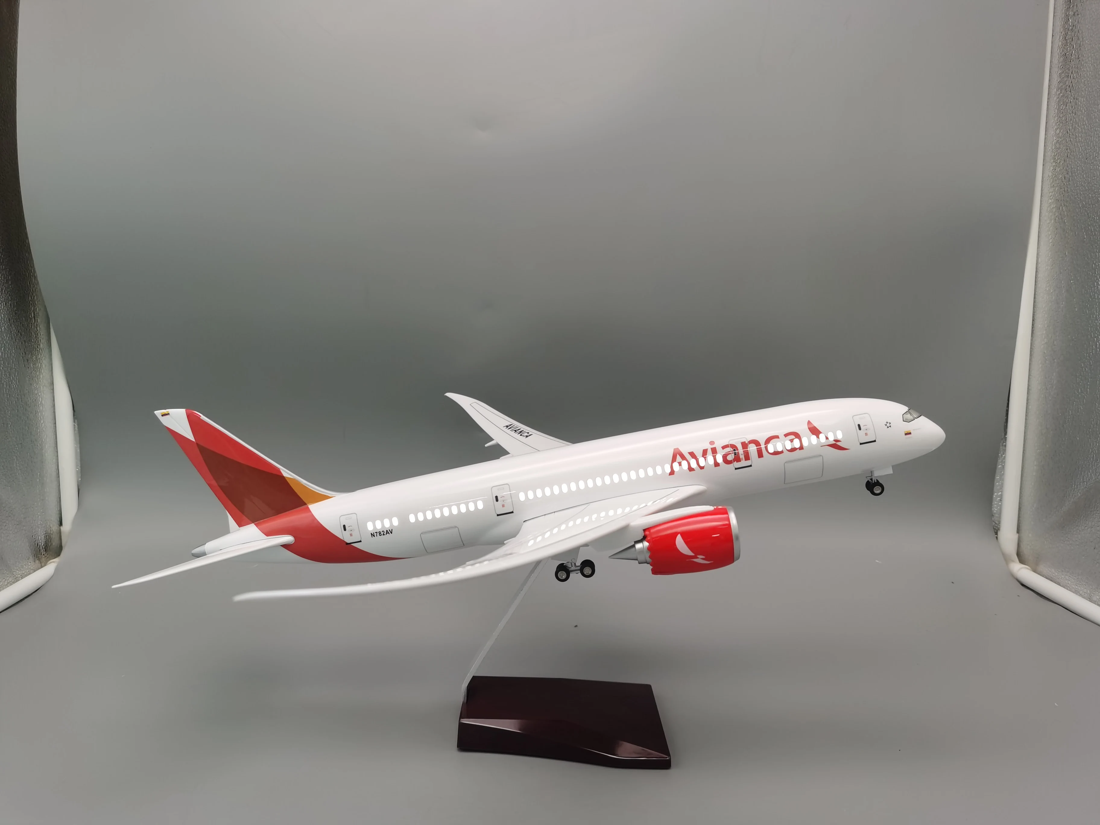1:130 Scale Airplane Model Columbia Avianca B787 Airline Resin Scale Aircraft With Lights and Wheels Souvenir Plane gift