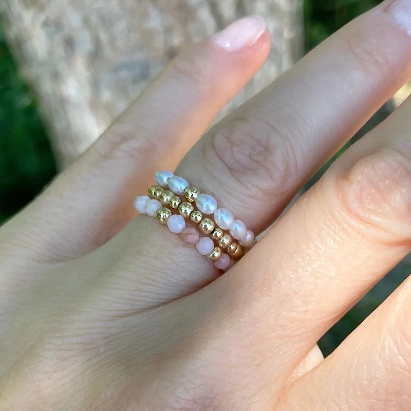 anillo-de-perlas-de-cristal-rosa-hecho-a-mano
