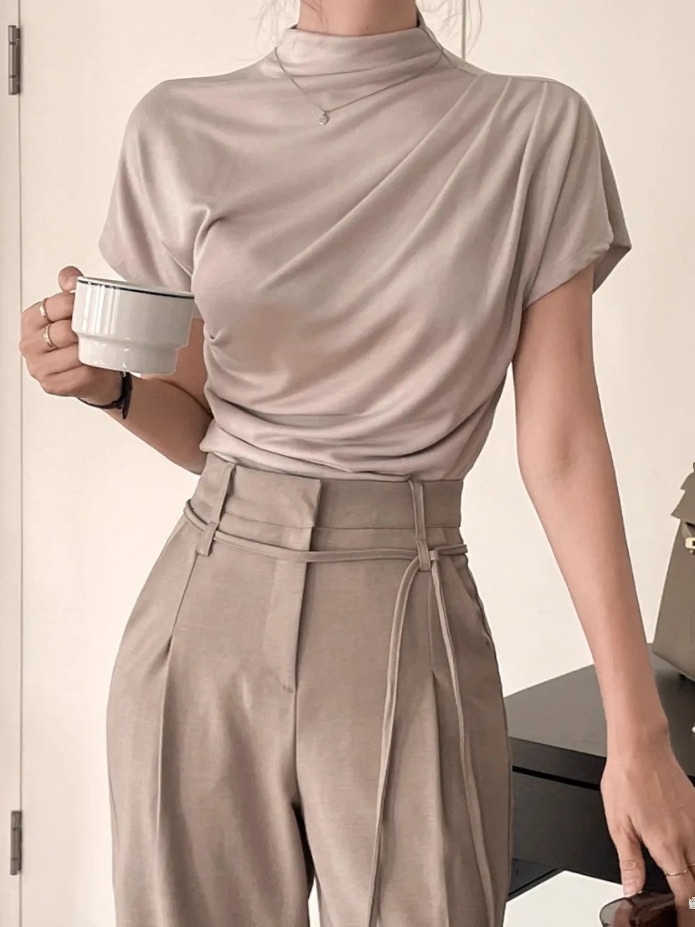 เสื้อยืดทรงหลวมสำหรับผู้หญิง สไตล์ฤดูร้อน ดีไซน์คอสูง แขนทรงปีกค้างคาว ใส่สบาย ดูดี มีสไตล์