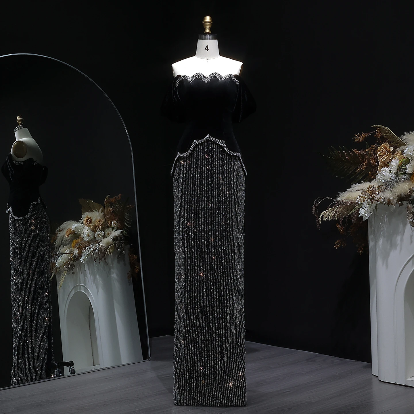 Sharon Said Dubai Luxuriöses Elegantes Schwarzes Schulterfreies Abendkleid mit Kristallen und Perlen für Hochzeitsfeier SS615 Maßanfertigung – Detail 10