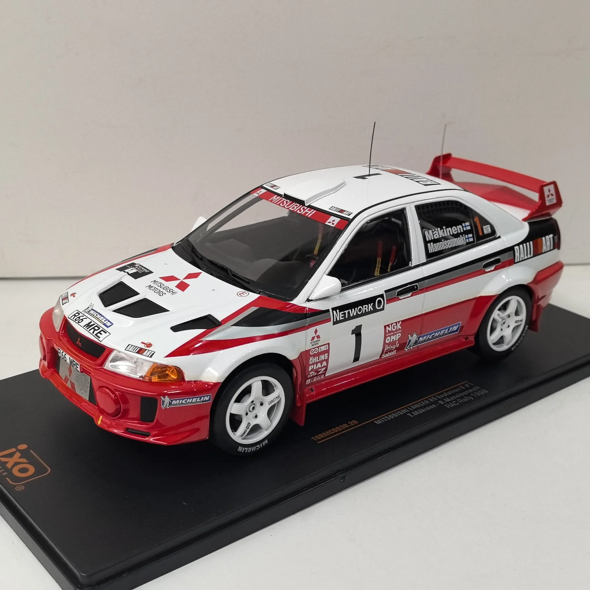 Moulé sous pression IXO 1/18 Échelle MITSUBISHI LANCER EVO V # 1 modèle de voiture de course en alliage Mitsubishi, jouet à collectionner, présentoir Souvenir cadeau
