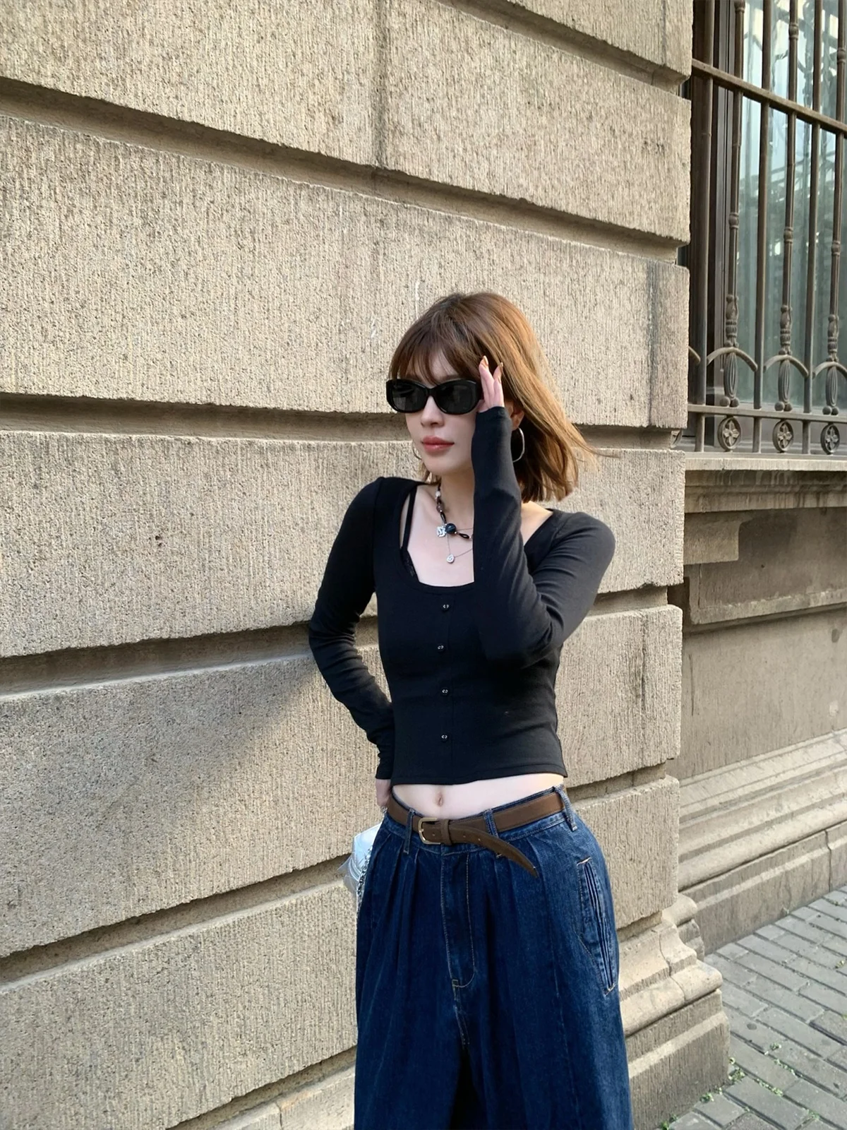 

Комплект из двух предметов: укороченный топ на шнуровке и брюки с высокой талией, подчеркивающие фигуру, базовый слой, женская трикотажная одежда.