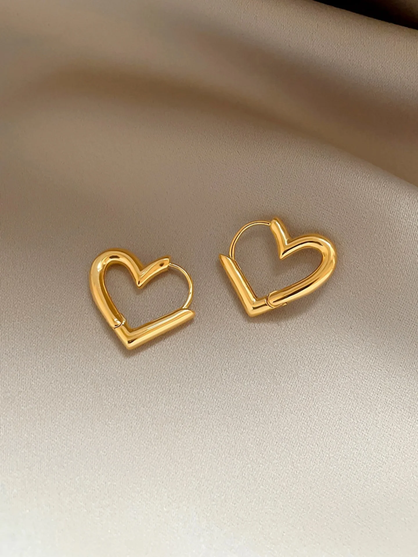 fashionable-versatile-hollow-gold-peach-ear-cuff-women's-simple-elegant-ear-jewelry-classy-key-design-style-jewelry-accessories