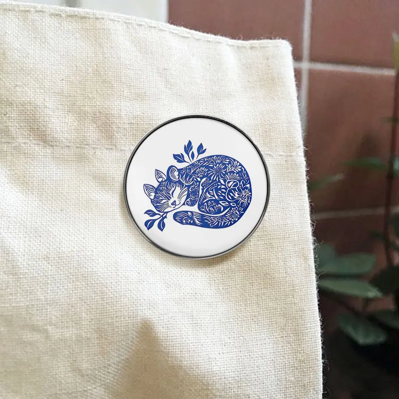 Chinese Blue And White Porcelain Style Sleeping Cat UV Printing Badge Alloy Brooch Bag Lapel Badge Fashion Jewelry Gifts