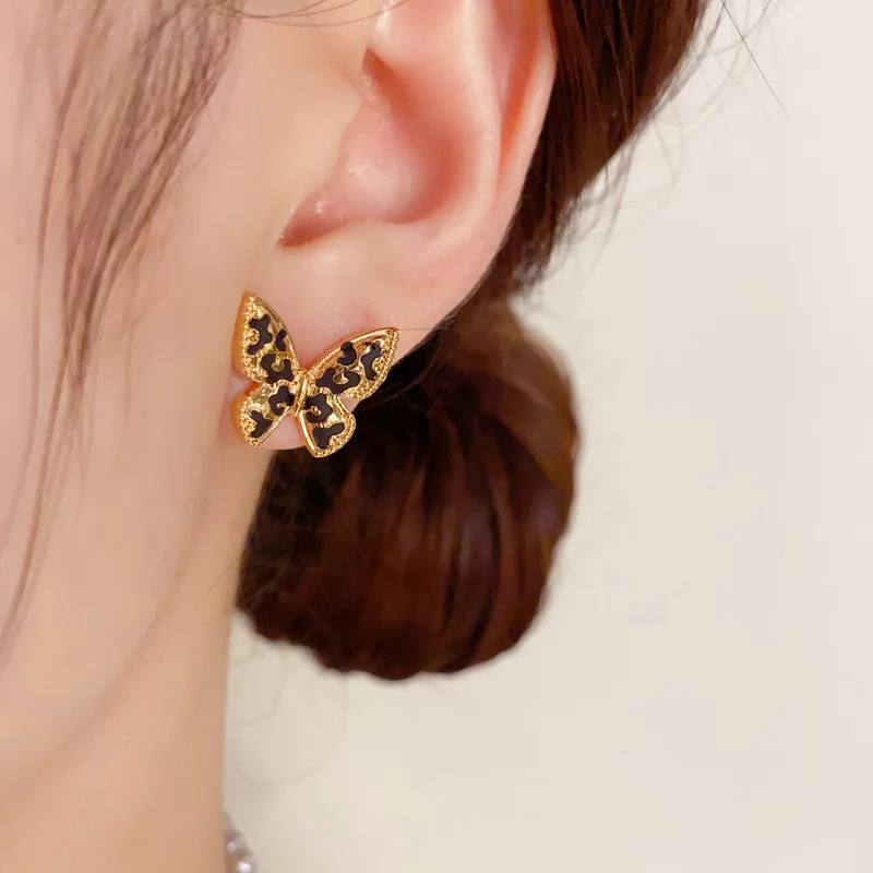 Anting-anting kancing kupu-kupu motif macan tutul logam Retro anting-anting jarum perak s925 baru musim gugur musim dingin modis dan sederhana