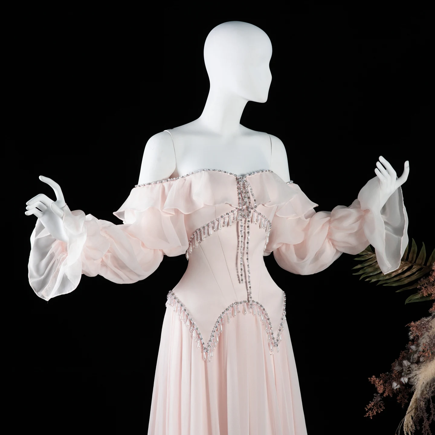Sharon Said Luxuriöses Perlenrosa Abendkleid, schulterfrei, mit Rüschen, langen Ärmeln, Quasten, Chiffon, A-Linie, formelles Partykleid SS412, maßgeschneidert – Detail 8