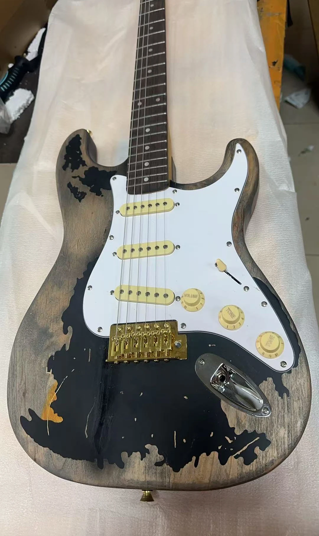 

Гитара черного цвета, гриф из палисандра, корпус из ольхи, John Mayer 2026