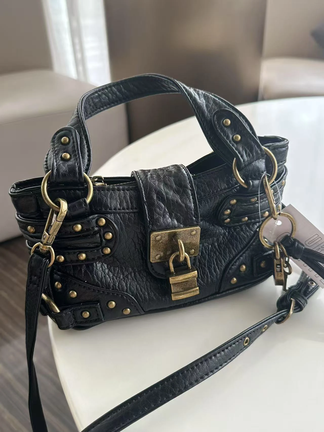 

Waed Leather Single oulder Bag for Women Underarm Faion Retro Rivet Briti Sle Casual Pure Color Handbag