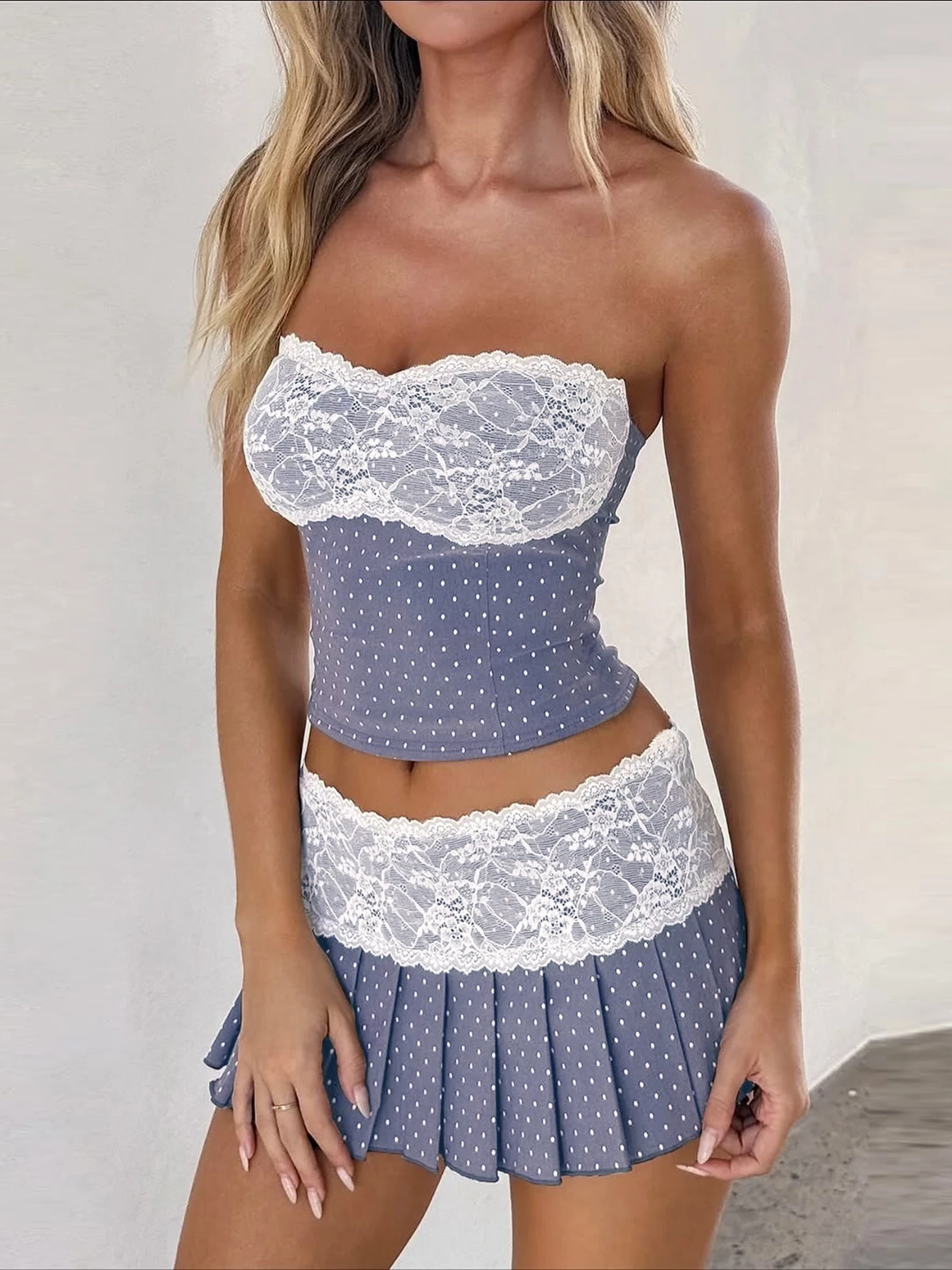 

Модный комплект Dulzura: Сексуальный топ-бандо с кружевными вставками и плиссированная мини-юбка в горошек (2 предмета)