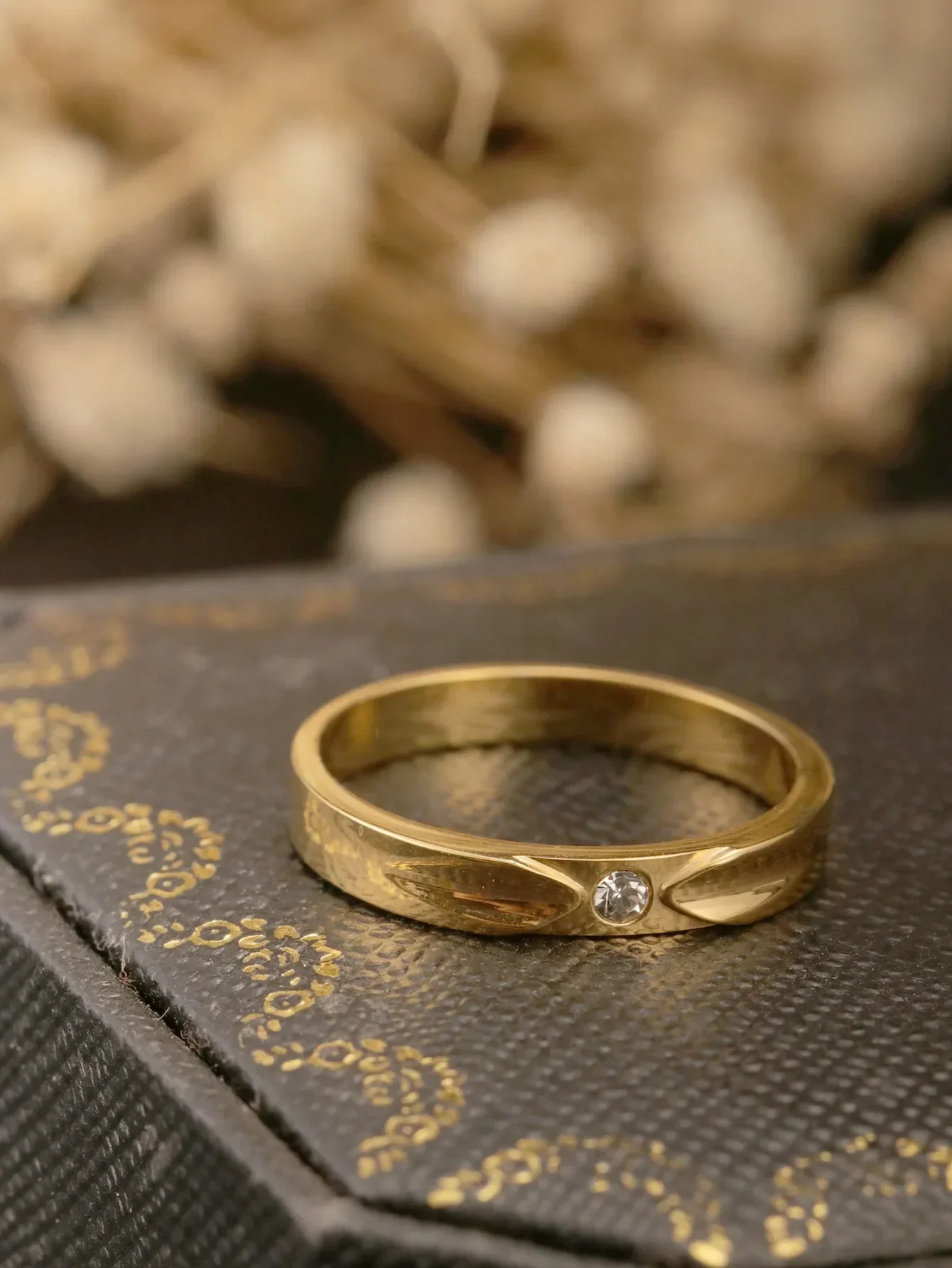 

1pc Stainless Steel Unique Design Minimalist Love-Only Diamond Ring, 18K Gold Plated, Adorned With Double Arrows And A Large Cub