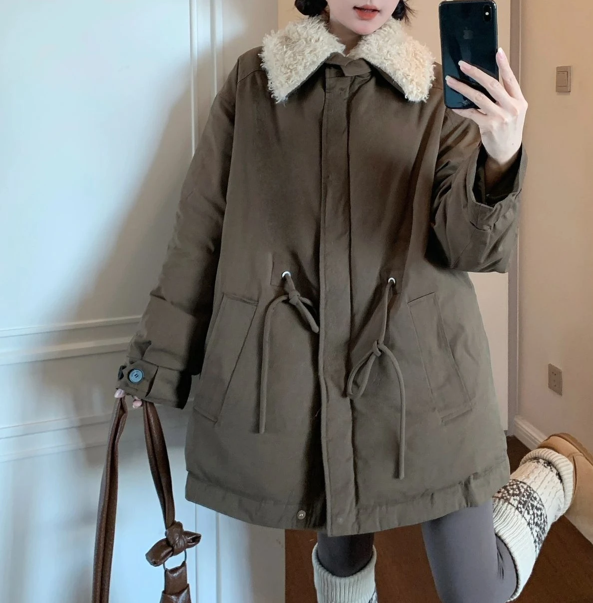 Conjunto de inverno retrô de pele de carneiro de alta classe com gola de pele de carneiro com calor aprimorado