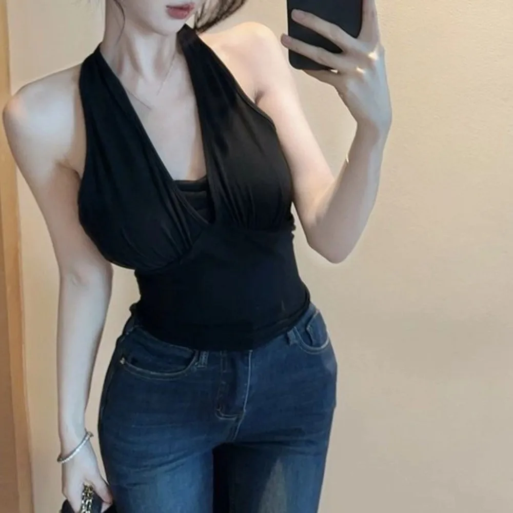 Top damski bez rękawów z dekoltem typu halter, zdobiony dżetami, z wkładkami w biuście, czarno-biały.