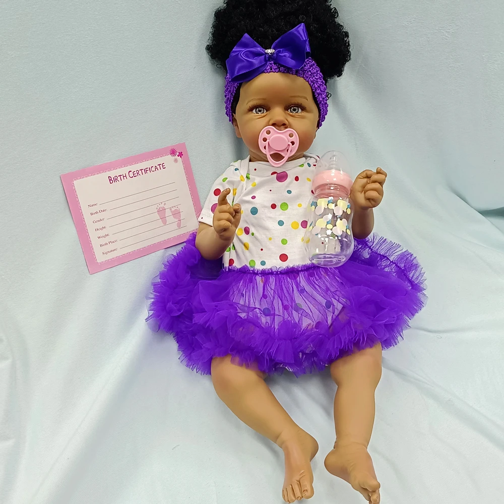 Brinquedo de boneca reborn de vinil preto de 22 polegadas, edição rara, vestido roxo, pele preta realista e características faciais, embalagem de caixa colorida