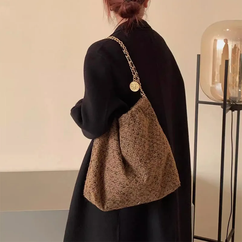 

Fashion autumn and winter ladies large commuter brown underarm single bag retro commuter square large capacity off-road handbag