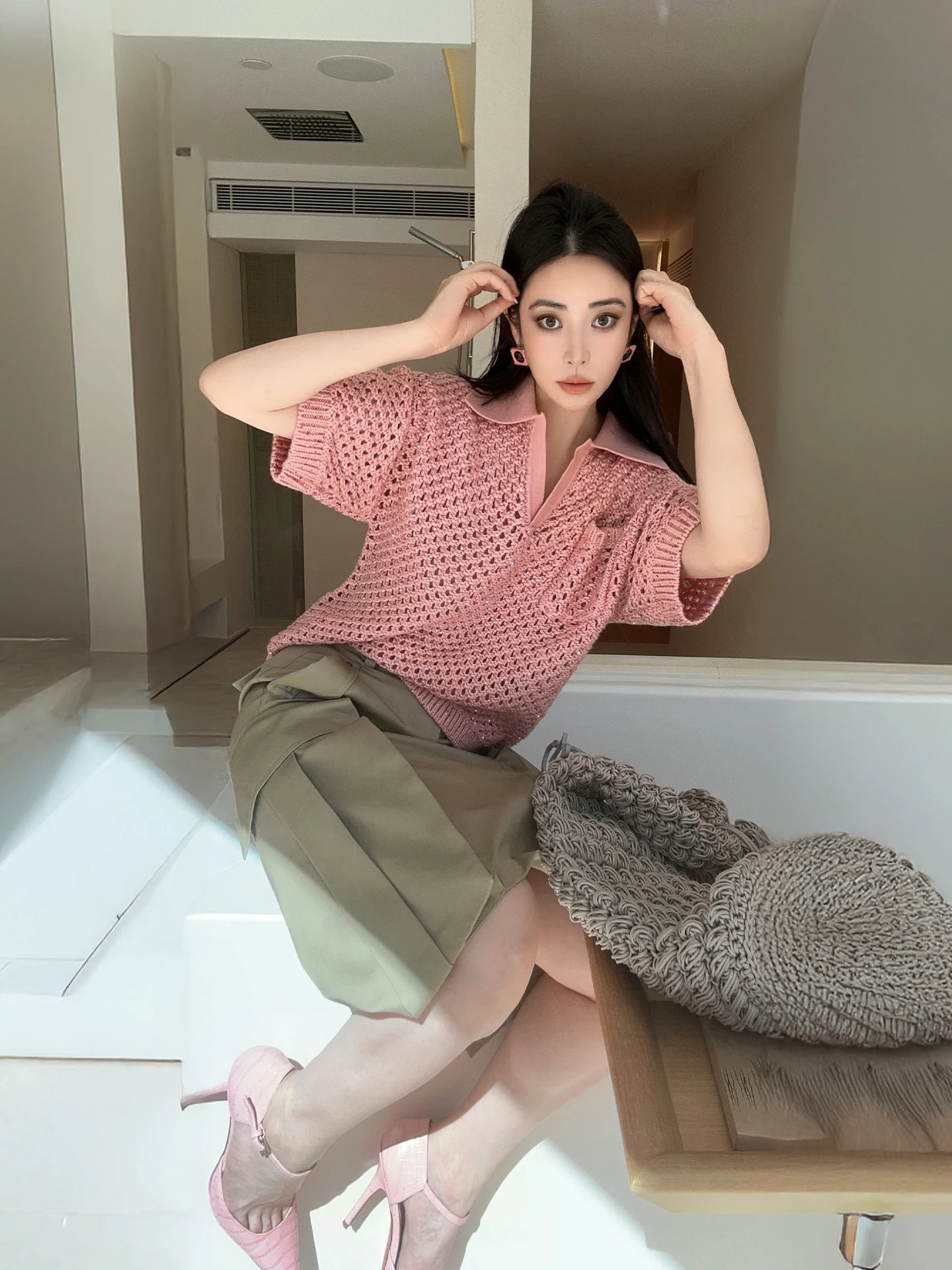 

Розовый ажурный вязаный топ с вырезами, повседневный стиль, дизайнерский женский топ Disimann Ling Faion, осень 2025