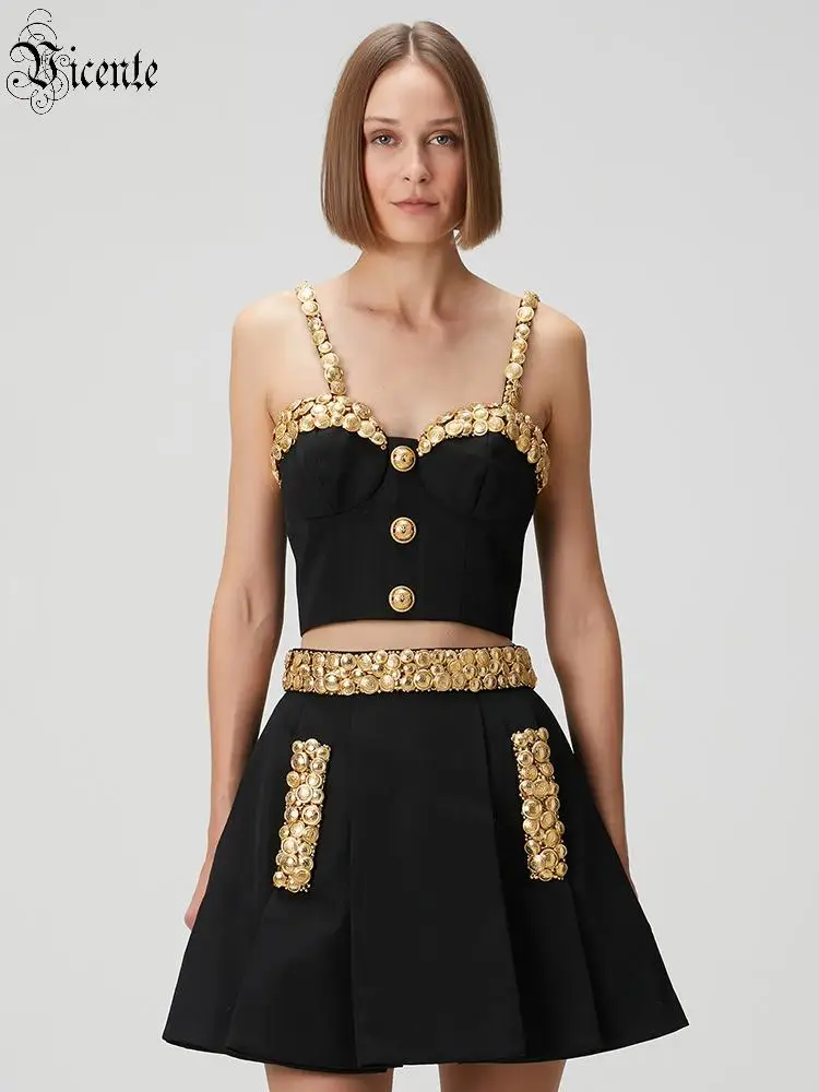 VC zwarte tweedelige set jurk met gouden knopen luxe crop top en hoge taille a-lijn rok outfit mode bijeenkomsten vakantiekleding