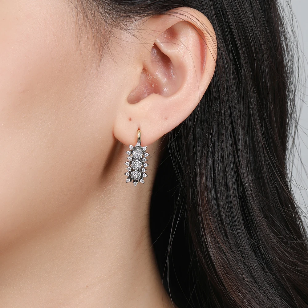 Französische, leicht luxuriöse, fächerförmige Zirkon-Ohrringe und -Ringe, zweifarbiges Set, kupferbeschichtet, 14K Gold, Accessoires für den Arbeitsplatz und Bankette. – Detail 4