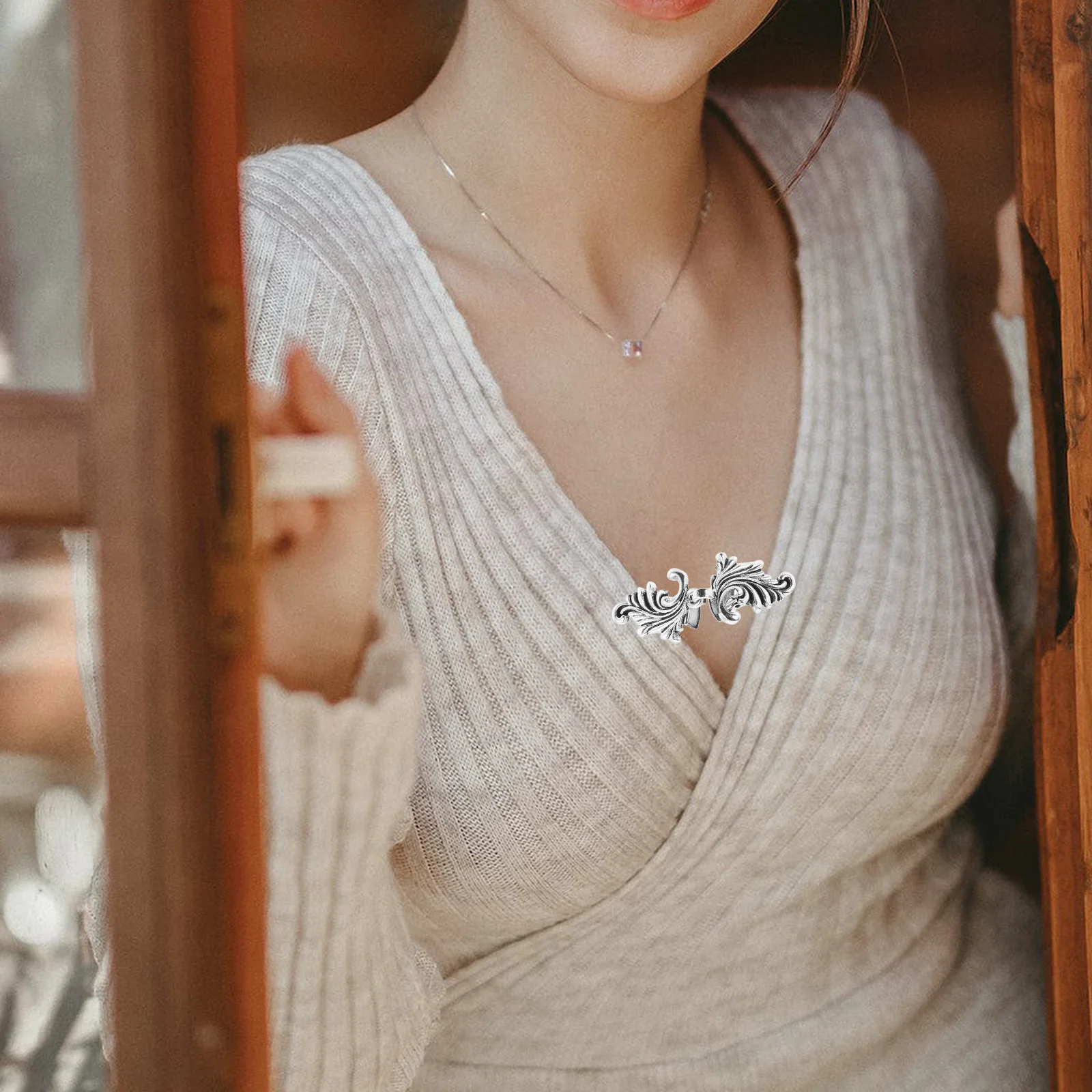 

2Pcs Hollow Sweater Clips Zinc Alloy Vintage Cardigan Closure Decorative Shawl Clips Fashion Clothing Accessories