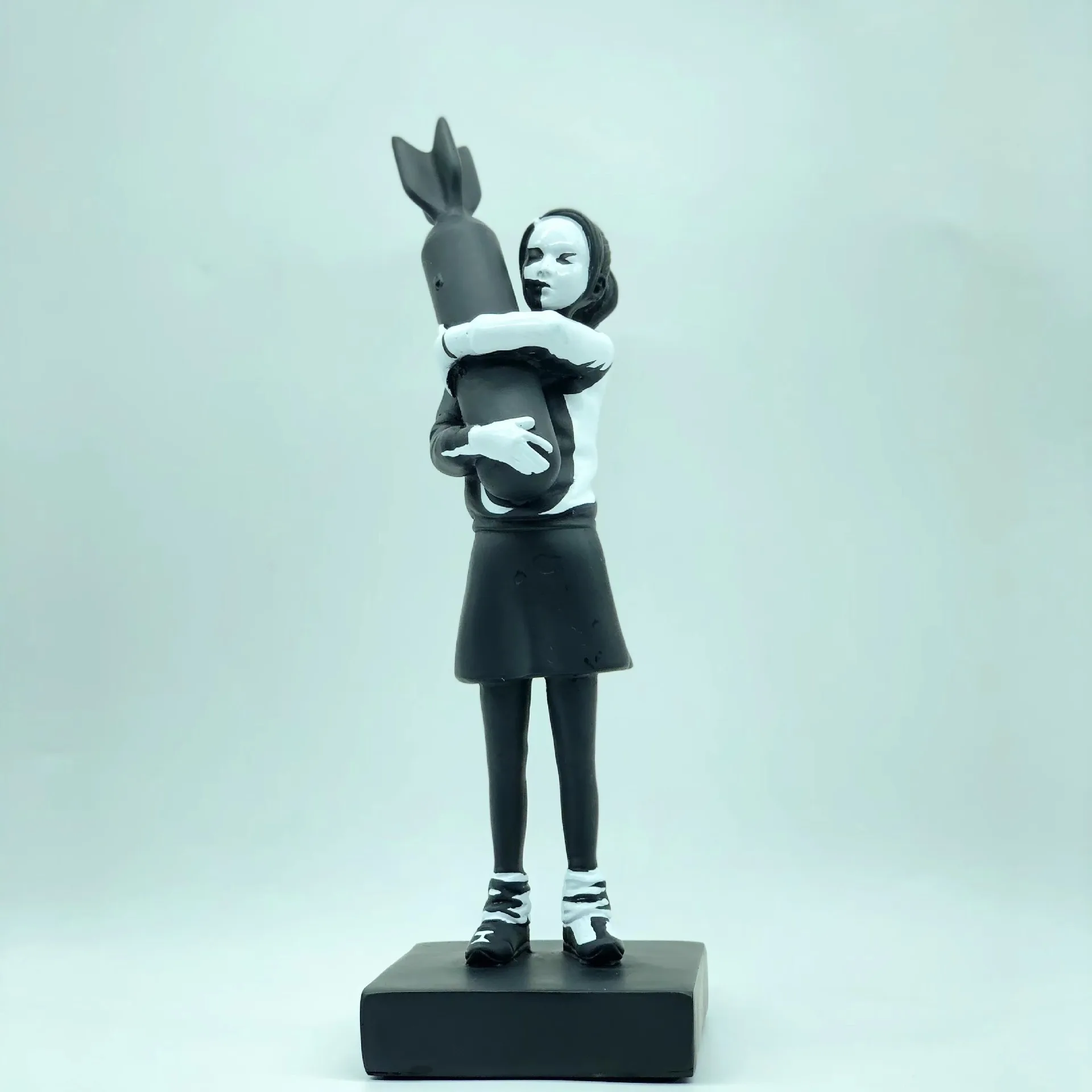 New Personalised Hugging Bomb Girl Resin Statue Home Decoration Banksy Nordic Desk Sculpture Figurines Living Room Decor Gift