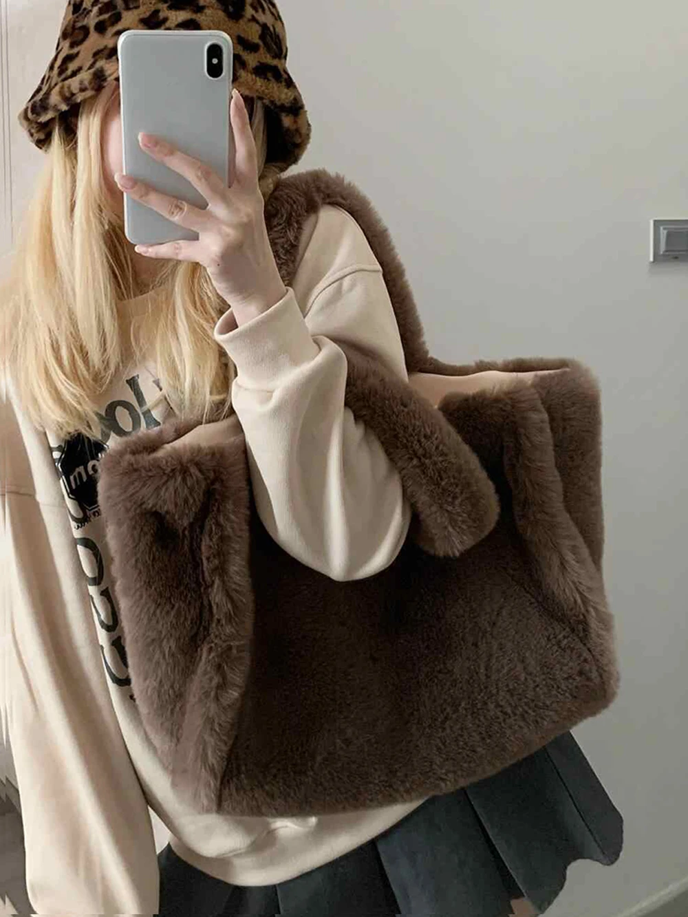 Autumn Winter Plush Tote Bag Women\'s Simple Large Capacity Versatile Handbag Fashion Soft Faux Fur One Shoulder Bags Trend