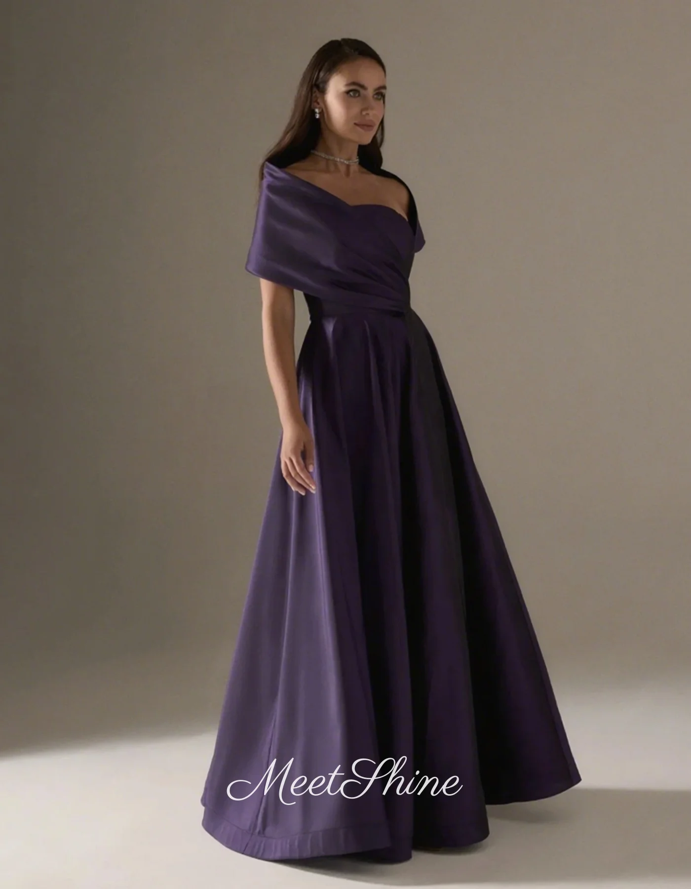 فستان سهرة أنيق من الساتان الأرجواني على شكل حرف A مع جيب فستان سهرة حديث مكشوف الكتفين سويب تراين فستان رسمي لحفلات الزفاف حسب الطلب