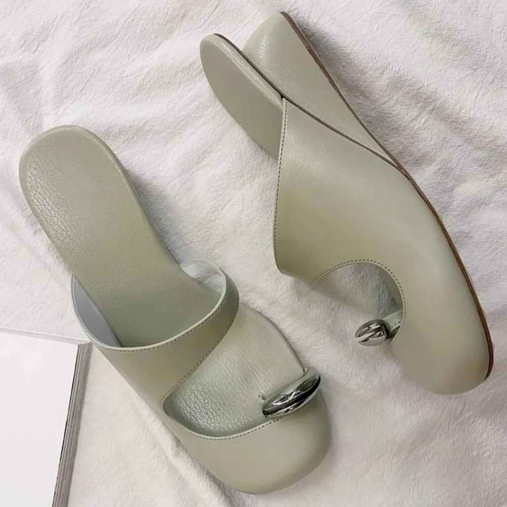 

Split Baotou Wedges Heel Slippers for Women 2025 New Sheepskin Niche Metal Toe Casual Leather Slippers Lady Green White Color