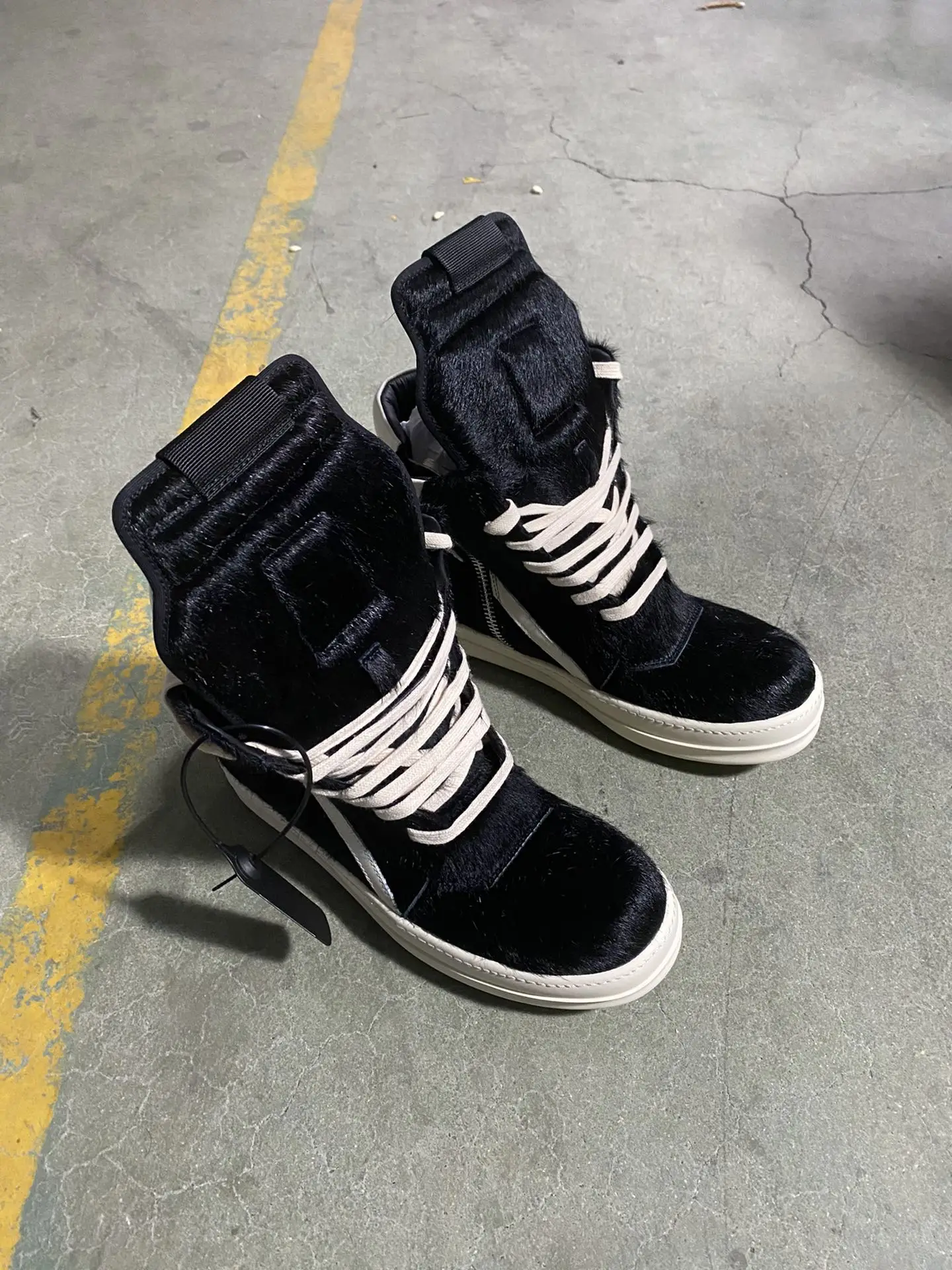 

Brand Genuine Leather Fur Sneakers Man Quality Black Horse Hair Inverted Triangle Design High-top Shoes Woman Furry Ankle Boots