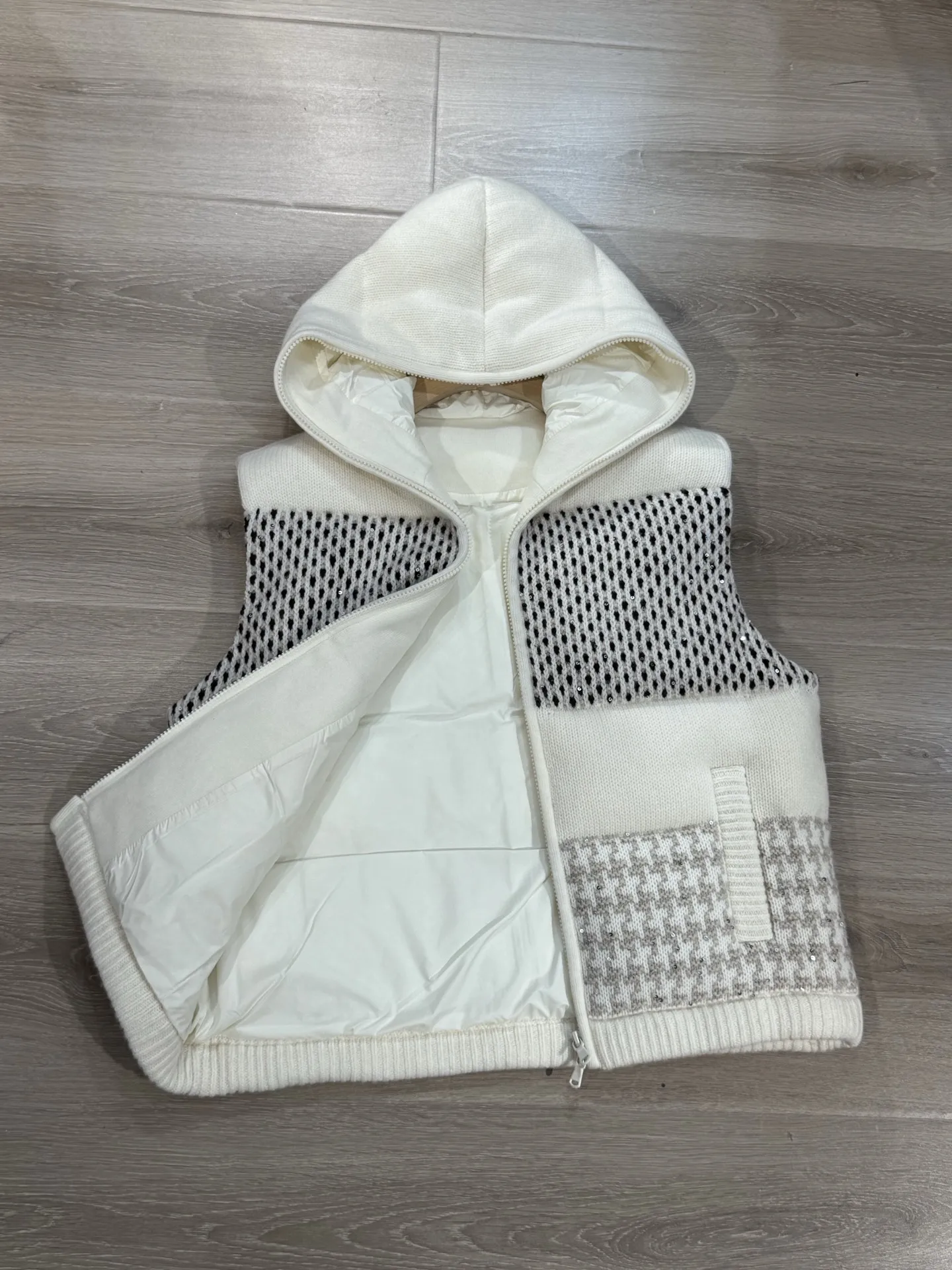 Novo outono e inverno de alta qualidade lantejoulas embelezado colete com capuz puro cashmere malha ganso para baixo jaqueta cor correspondência