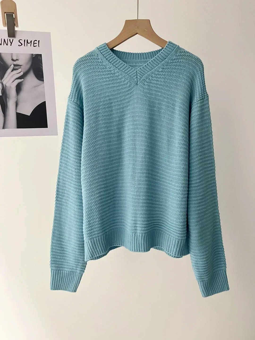 Blue V-neck ribbed texture knitted sweater for women's autumn and winter short turned flower thick knitted 51c