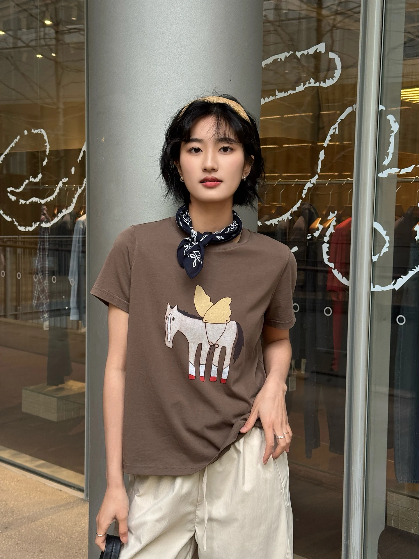 Camiseta de manga corta informal holgada con cuello redondo y estampado de algodón puro para mujer, color café, nueva colección verano 2026 Zhou Xiaoya