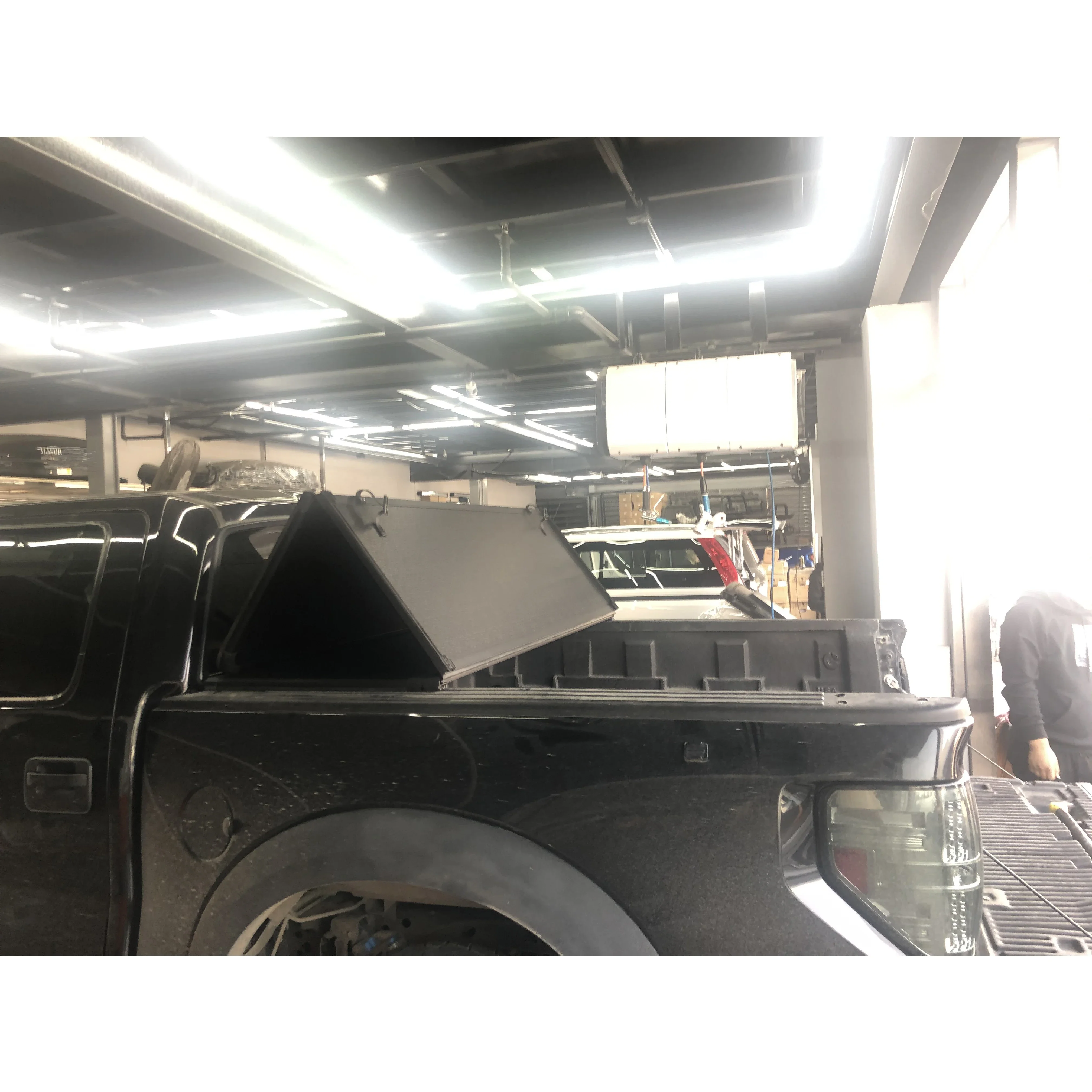 

Pickup accessories Hard truck bed Tonneau cover automatic retractable bed cover truck