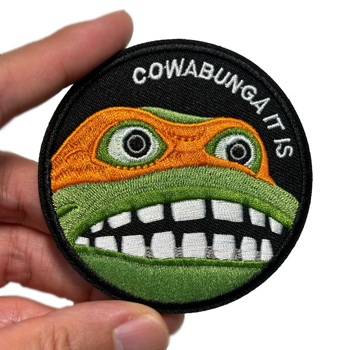 Cowabunga It Is – Lustiger, bestickter Moral-Aufnäher mit Klettverschluss für Rucksäcke, Uniformen, Jacken und Hüte – Detail 1