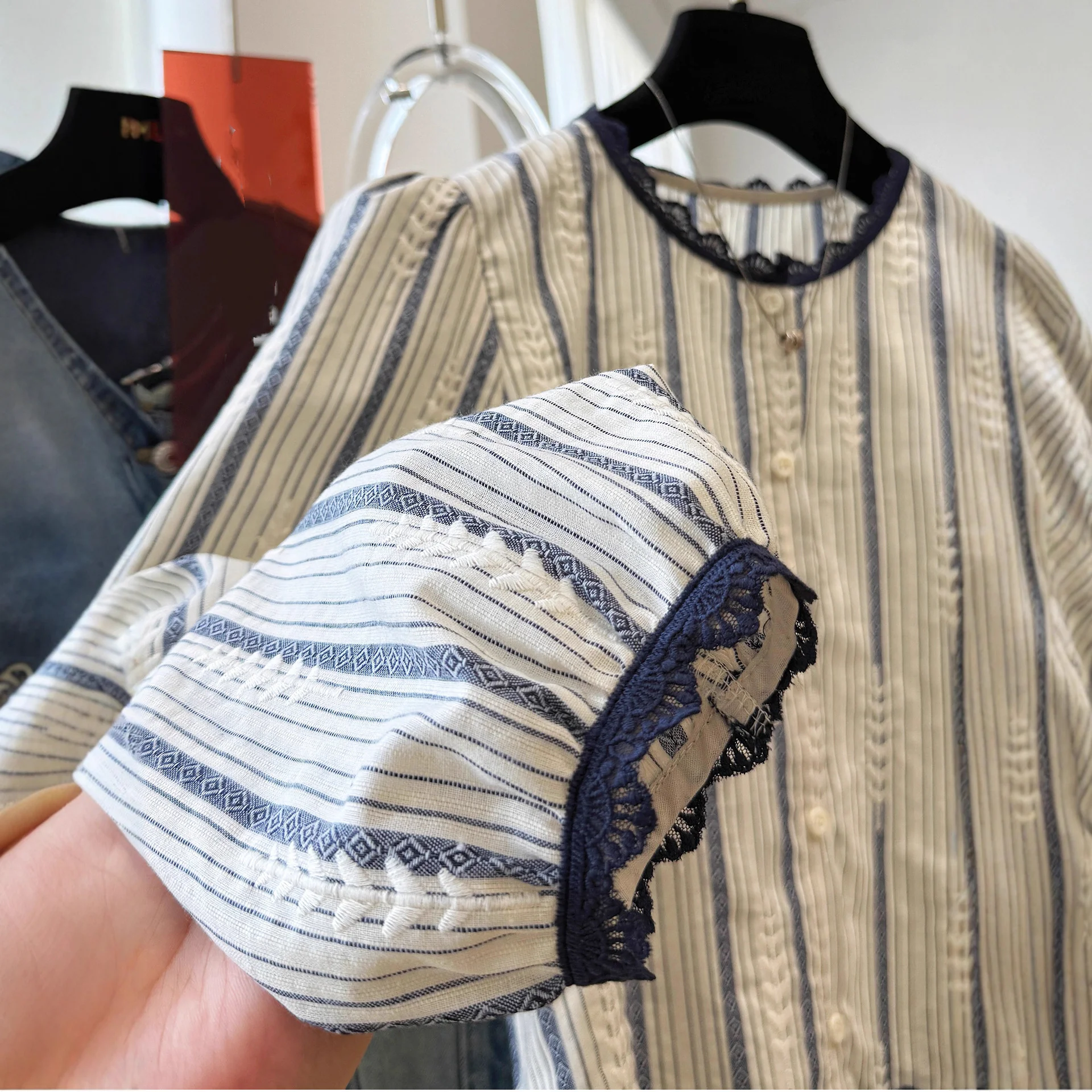Damska bluzka w paski z koronk – Embroidery Blouse recenzja i cena